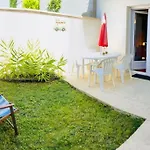 A Tres Lumineux Avec Jardinet Apartman *