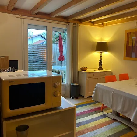 à Très Lumineux Avec Jardinet Anglet